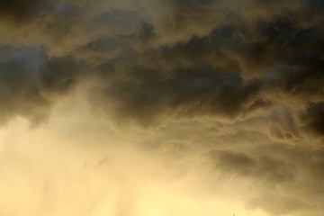Fototapeta na wymiar Pôr-do-sol em dia de chuva 