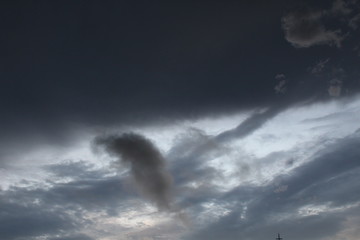 escurecer em nuvens de tempestade