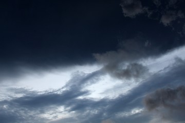escurecer em nuvens de tempestade