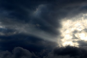 Fototapeta na wymiar Raios solares ultrapassando as nuvens de chuva 