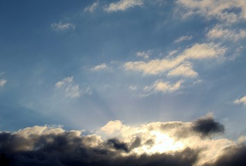 raios solares entre nuvens no céu azul