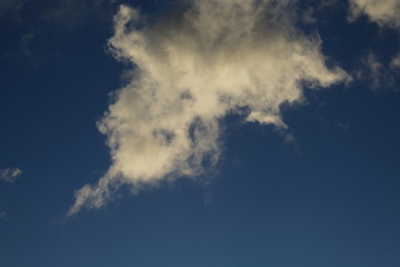 formação de nuvens no céu azul
