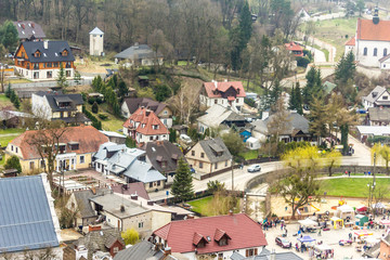 Obraz premium Panoramic view of the city from the hill. Roofs of houses and Sunday fair. Kazimierz Dolny is a medieval city over the Vistula.