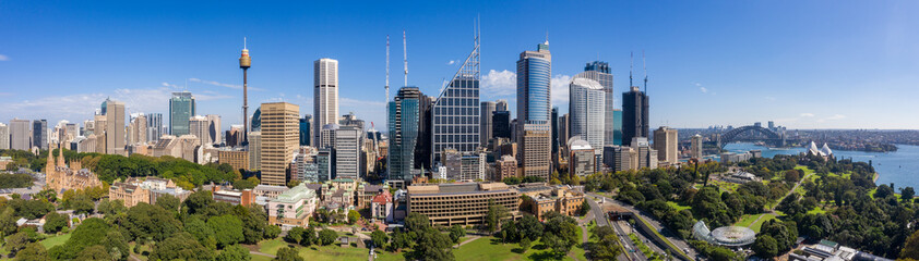 Naklejka premium Widok z lotu ptaka z dzielnicy Domain Phillip patrząc w kierunku CBD i pięknego portu w Sydney w Australii