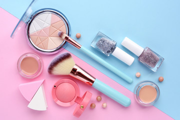 Naklejka premium Makeup brush and decorative cosmetics on color background. Minimal style. Top view