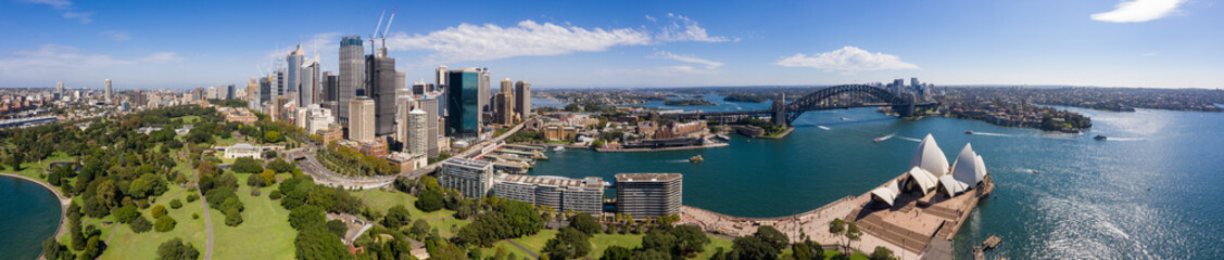 Obraz premium Aerial view from the Parade Ground gardens looking towards the CBD and the beautiful harbour in Sydney, Australia