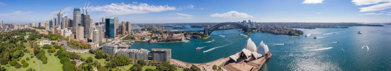 Gardinen Luftaufnahme von den Parade Ground Gardens mit Blick auf das CBD und den schönen Hafen in Sydney, Australien © Michael Evans