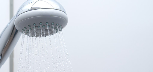 Dusche im Badezimmer mit Wasserstrahl