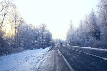 Obraz premium cars on winter road traffic jam city / winter weather on the city highway, the view from car in the fog and snow road