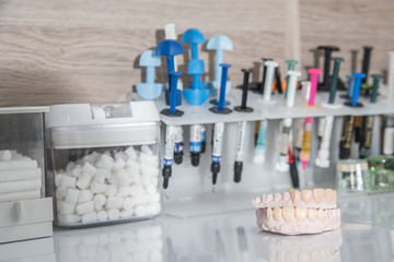 jeringas y elementos médicos para curación en consultorio dental