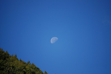 Italia : Paesaggio montano con luna calante.