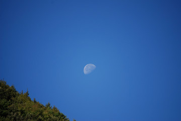 Italia : Paesaggio montano con luna calante.
