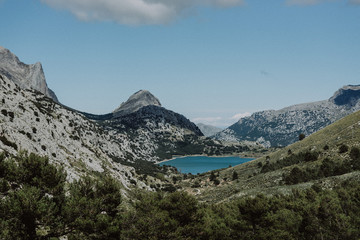 Obraz premium Bergsee auf der Insel Mallorca, kristallklares Wasser in einem Bergsee; Türkiesfarbener See in einer tollen Landschaft