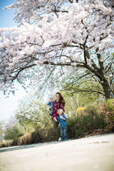 süße familie im Frühling