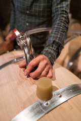 remplir le tonneau de vin