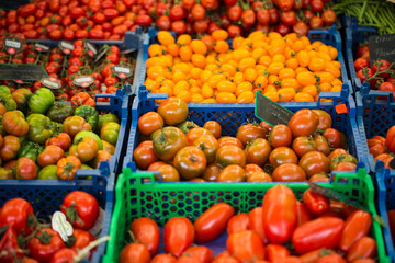 verschiedene Tomaten am Verkaufsstand