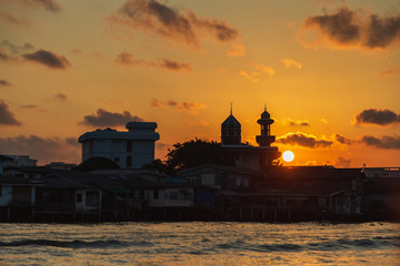 Obraz premium Beautiful sunrise view from old community along the Chao Phraya River
