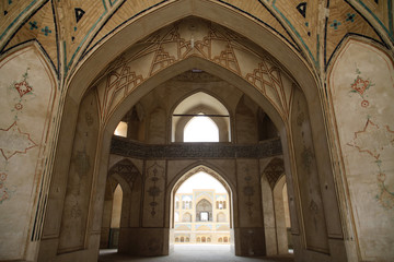  bogato zdobione sklepienie łukowe w meczecie w iranie - obrazy, fototapety, plakaty