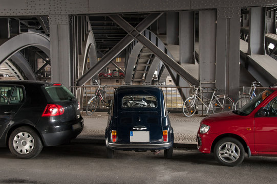 kleines Auto parkt quer zur Fahrbahn