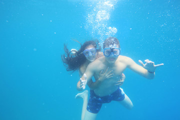 Fototapeta na wymiar couple in love underwater