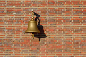 Obraz premium bell hanging on a brick wall