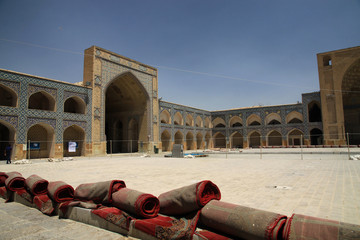 pusty dziedziniec zabykowego meczetu w iranie