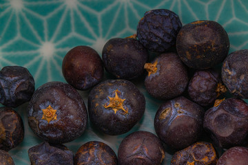 Wacholderbeere getrocknete Heilkräuter, Detail Hintergrund Naturheilkunde