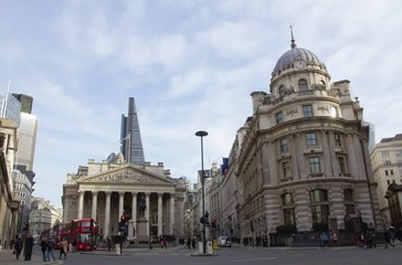 Obraz premium View of a london street with the building of the old stock exchange