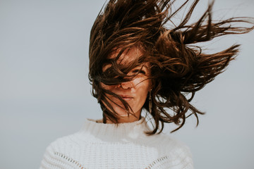 Femme dans le vent