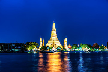 Naklejka premium Zachód słońca stara świątynia nad rzeką chao phraya świątynia wat arun w bangkoku w Tajlandii