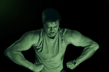 Naklejka premium Portrait of a man showing his muscles