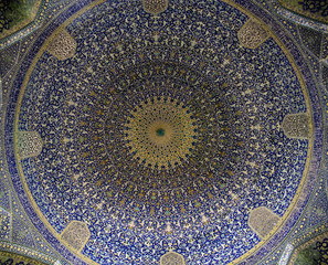 bogate zdobienia na ścianach meczetu w iranie