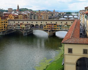 Fototapeta na wymiar Old bridge called Ponte Vecchio and Vasari Corridor in Florence