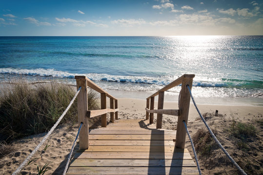 Holzsteg durch die D&uuml;nen zum Strand