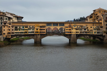 Fototapeta premium Ponte Vecchio famous old landmark in Firenze, Italy