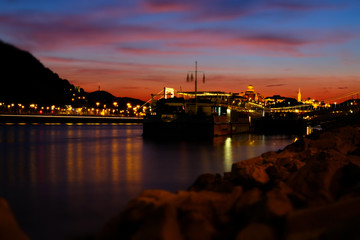 Fototapeta premium View of the Danube River at night in Budapest