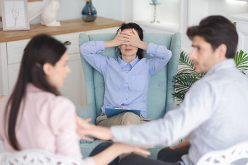 Obraz premium Young couple arguing and breaking up in marriage counseling