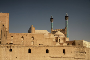kamienny meczet ze zdobionymi niebieskimi mimnaretami