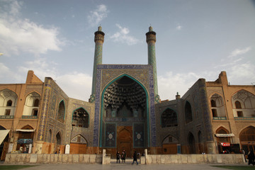 dziedziniec pięknego kolorowego meczetu w iranie