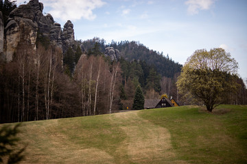 Widok na góry oraz dach chatki góralskiej © andsko