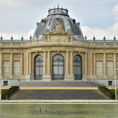 Fototapeta premium La partie centrale de l'imposant Musée National de l'Afrique Centrale récemment restaurée ,au parc de Tervuren à l'est de Bruxelles