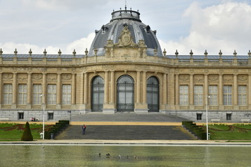 Fototapeta na wymiar La partie centrale de l'imposant Musée National de l'Afrique Centrale récemment restaurée ,au parc de Tervuren à l'est de Bruxelles