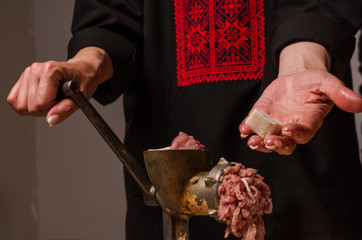 Preparation of minced meat in a meat grinder