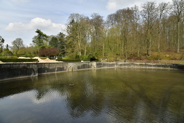 La grande pièce d'eau inférieur aux murs noircis par le temps au parc de Tervuren à l'est de Bruxelles