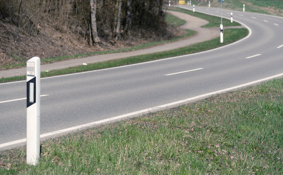 Kurvige Landstra&szlig;e mit Leitpfosten