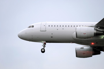 Passagierflugzeug in der Luft Teilansicht vorne - Stockfoto