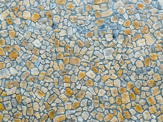 vieux mur en pierres variées dans les formes et dans les couleurs