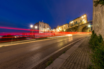 Fototapeta na wymiar Stadt mit Langzeitbelichtung bei Nacht