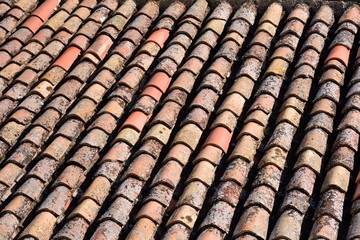 Tejado lleno de tejas nuevas y viejas