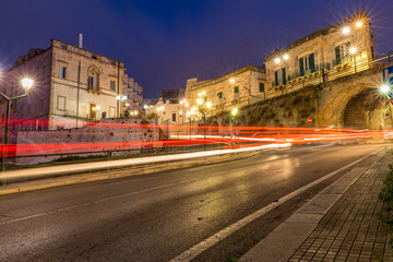 Fototapeta na wymiar Stadt mit Langzeitbelichtung bei Nacht